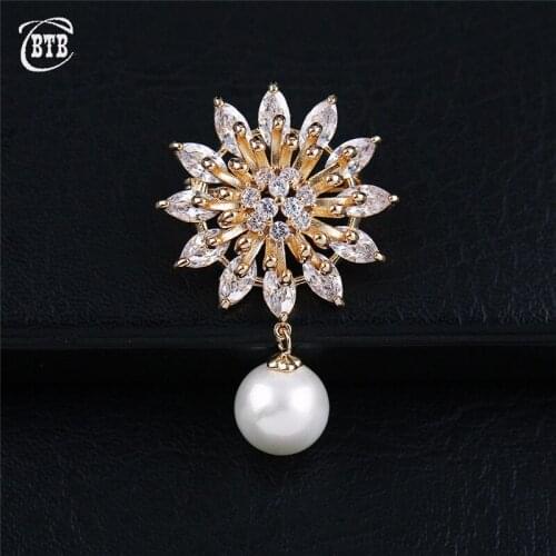 Fashion CZ Chrysanthemum Flower Pearl Scarf Buckle Pins and Brooches For Women Gifts Mens Brooch Copper Jewelry 2019