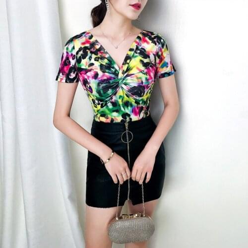 2019 New Summer Woman Plus Size Korean Edition Short Sleeve V-neck Rainbow Print T Shirt Sexy Slim Fit Club T Shirt Woman Tops