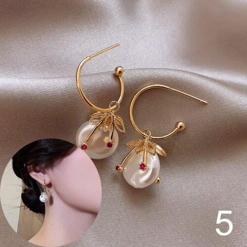 2020 New Ladies Earrings Fashion Simple Elegant Earrings Pendant Pearl Metal Drop Earrings Womens Party Dating Jewelry