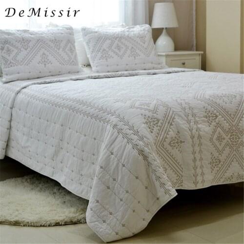 DeMissir Brief Luxury 3pcs Set King Size White Quilt Golden Embroidery Florentine Bedspread Bed Cover Air Conditioner Cover