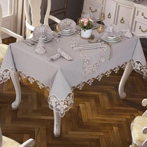 Свадебный мир Linen Tablecloths On The Table
