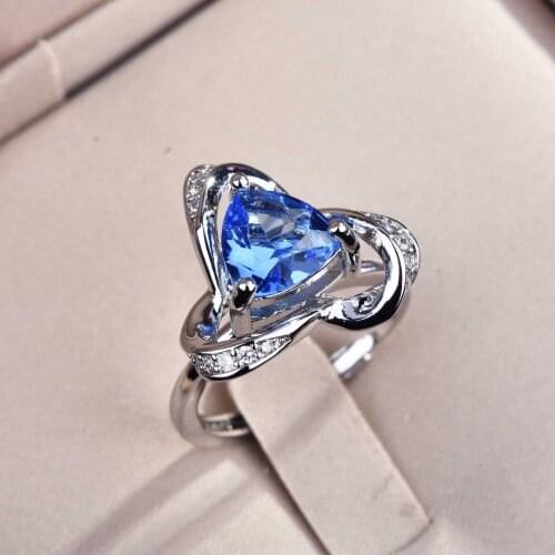 Charm Natural Crystal Stone Ring for Women Triangles Simple Style Blue Zircon Rings Fashion Creativity Rotatable Rings Jewelry