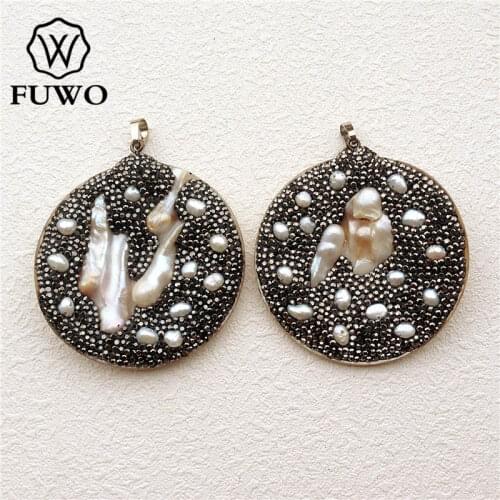 FUWO Pave Rhinestone Round Shape Pearl Shell Pendant High Quality Sea Shell Carved Boho Jewelry Wholesale PD1514