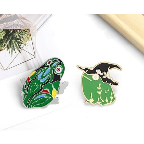 New hot cartoon green frog brooch pin creative Jumping Frog magic wizard frog fashion backpack for Kids Friends badge jewelry