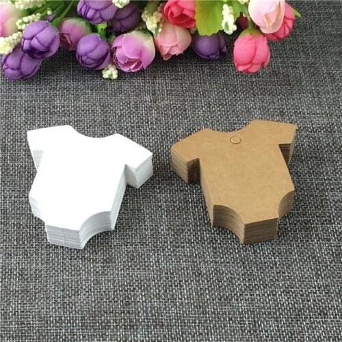 100Pcs/lot 6x6.5cm Blank Clothes Shaped Kraft Cardboard Hang Tags For Candy Garment Cases Bags Supplies Packaging Label DIY Tags