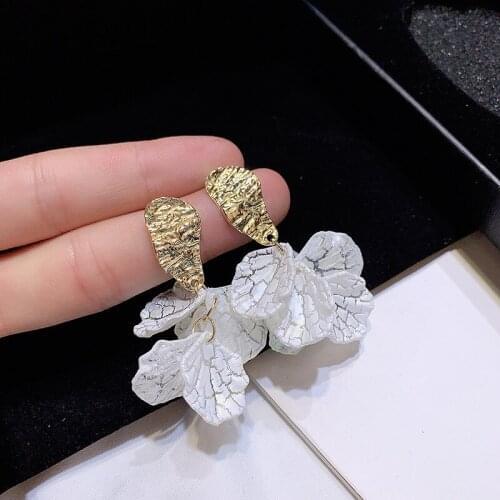 Fashion White Petal Shell Flower Earrings For Women Wedding Jewelry Accessories Statement Elegant Pendant Earrings