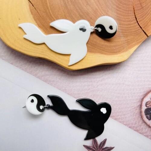 New Double Fish Pendant Women Asymmetry Stud Earrings Gossip Tai Chi Yin Yang Yinyang White Black Friendship Earrings Jewelry