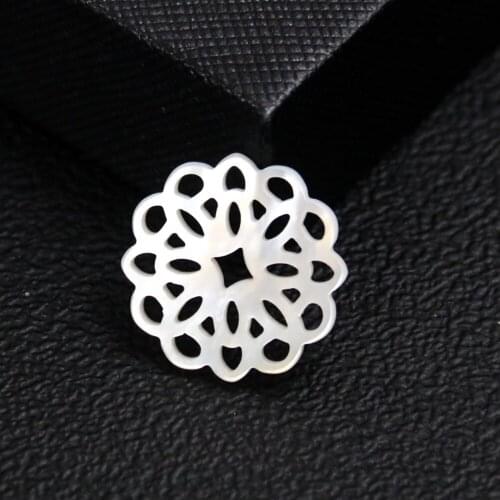 2PCS Natural White Mother of Pearl Pendant Round Hollow Flower Carving Pendant for Jewelry Making DIY Necklace Wedding Accessory