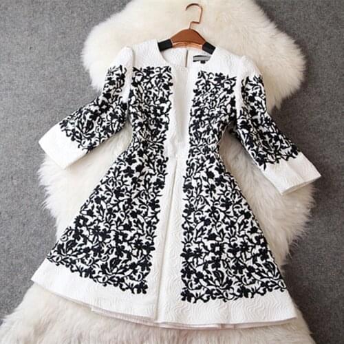 A clearance sale European and American womens wear 2019 Seven-point sleeved heavy industrial embroidery dress