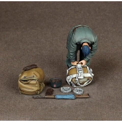 1/35 Fallschirmjager at the airfield, Resin Model Soldier GK, WWII military theme, Unassembled and unpainted kit