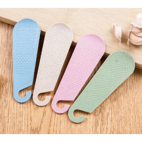 1PC Wheat Straw Twist Board Portable Practical Kitchen Utility Gadgets Accessories Food Grinder Mills Garlic Presses ENX 017