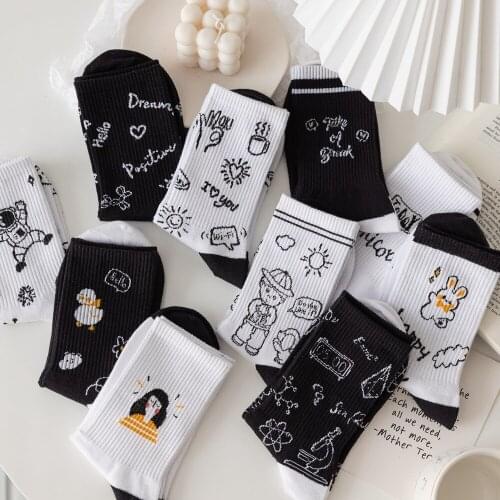 2021 NEW Korean Style Women Graffiti Letter Socks Tube Ins Street Harajuku Socks White Socks Men Basketball Socks Kawaii Cool CV