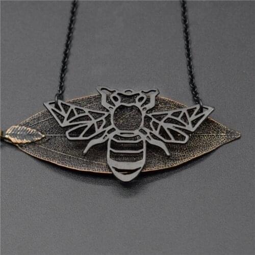4 Colors Origami Bee Necklace Bug Charm Female and Male Gift Animal Necklace Fashion Women Insect Jewellery Geometric Jewellery