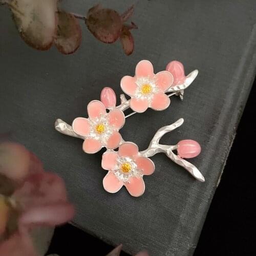2020 Top Fashion Light Peach Blossom Drip Enamel Vintage French Contracted Brooch Luxury Temperament Pin To Send His Girlfriend
