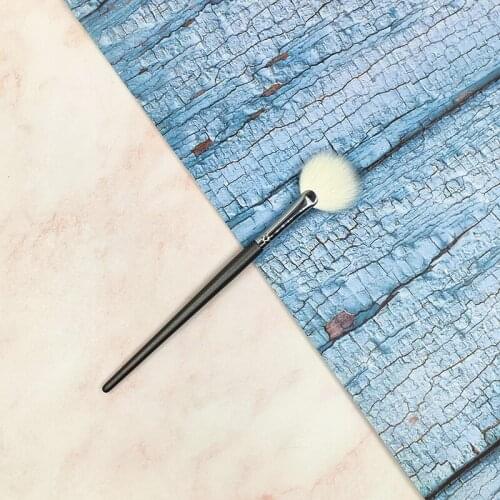 1Pcs Fan Shaped Makeup Brush Facial Highlight Brush Artistic Smear Professional Makeup Tool Multi-function