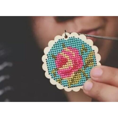Fashion Accessory Wooden Cross Stitch Chip Pendant Handmade DIY Circular Oval Heart Chip Cross Stitch Wood Chips DIY Gift