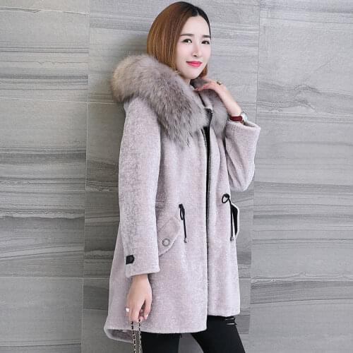 Womens 2020 Real Fur Coat Sheep Shearing Coats With Natural Raccoon Fur Collar Hooded Winter Wool Female Jacket 17077 s
