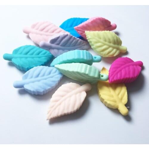 2018 HOT Silicone Leaf Beads Pendant Suitable for Baby Chew New Design flexible silicone Candy Leaf silicone maple leaf Beads