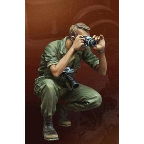 1/35 Resin Model Building Kit Figure War correspondent photographer
