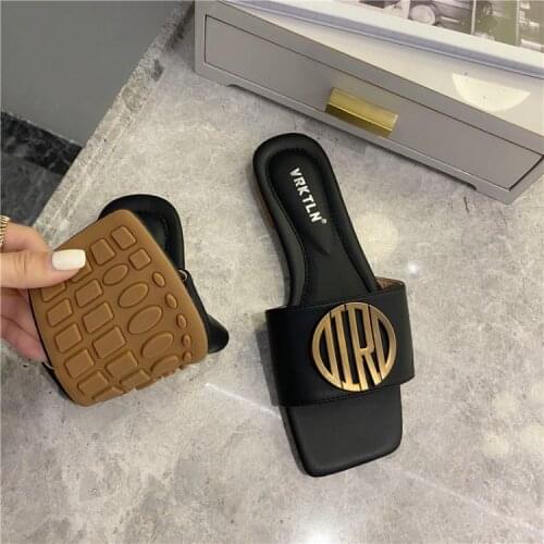 2020 Women Slippers Sandals Shoes Comfy Antiskid Flat Sole Slippers Woman Metal Decoration Sandals Slides Beach Shoes