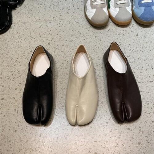 Net celebrity half-slippers split-toe pigs hoof shoes, tendon bottom, two wear womens shoes, horseshoe flat shoes, women