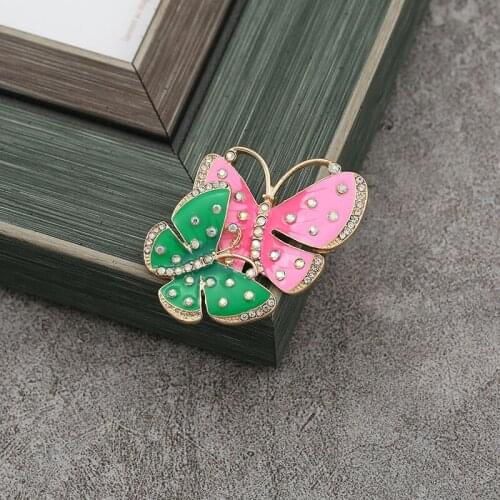 Glaze enamel butterfly flying art autumn and winter new sweater cardigan coat windbreaker fashion versatile Brooch