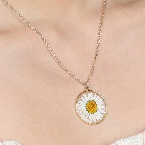 Creative Handmade Pressed Flower Pendant Necklace Boho Transparent Resin Dried Flower Daisy Necklace Ball Chain