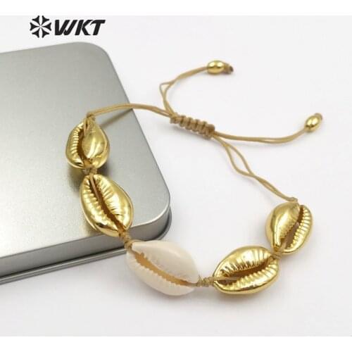 WT-B432 WKT Wholesale 5pcs Sea Side Jewelry White Cowrie Shell Bracelet With One Full Metallic Shell In Boho Style Female Gift