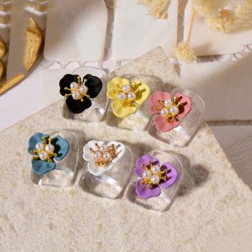 2 Pcs Delicate Nail Art Three Petal Flower Pearl Decoration Alloy Spray Paint Charm Nail Art Ornements DIY Nail Art Design
