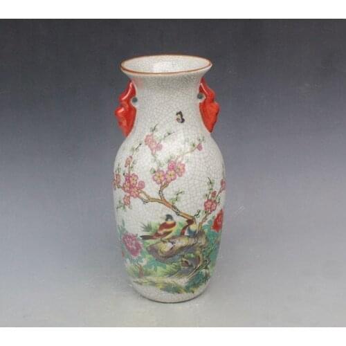 Elaborado florero de porcelana rosa de la familia china, impreso con hermosas flores y pájaros