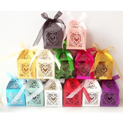 50pcs Love Heart Laser Cut Hollow Carriage Favor Gifts Candy Boxes With Ribbon Custom Baby Shower Wedding Party Favor Decoration