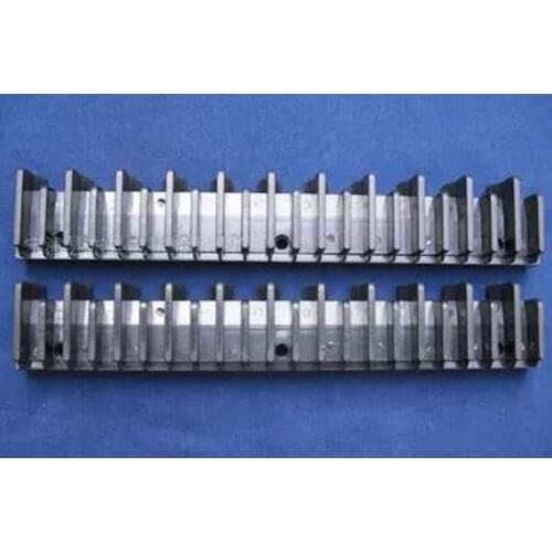 Escalator demarcation line L57332118A, escalator boarder L57332118B