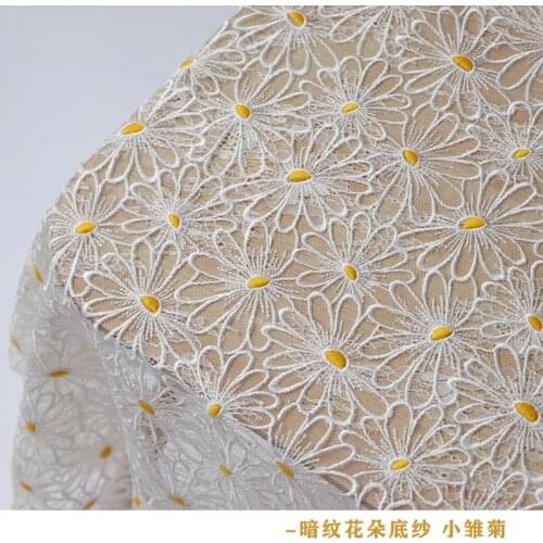 LASUI 2020 new 1y top grade Dark pattern flower net bottom daisy yarn-dyed embroidery lace fabric Smooth, skin-friendly X0621