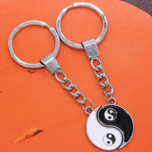 Classic Chinese Style Yin Yang Keychain Black and White Enamel Friendship Keychain Key Bag Send Friends Gift Jewelry Couple Gift