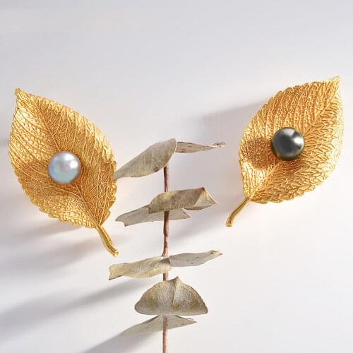 Exquisite and elegant charm womens black and white pearl gold leaf corsage brooch retro style silver jewelry