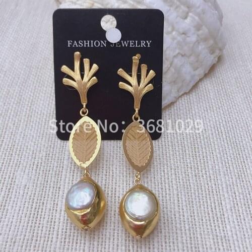 Stylish and simple atmosphere, with 24K gold pearl earrings for women
