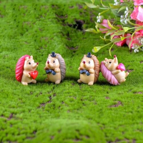 1PC Random Delivery Of Micro Landscape Heart-holding Hedgehog Decorations Lovely Desktop Decoration