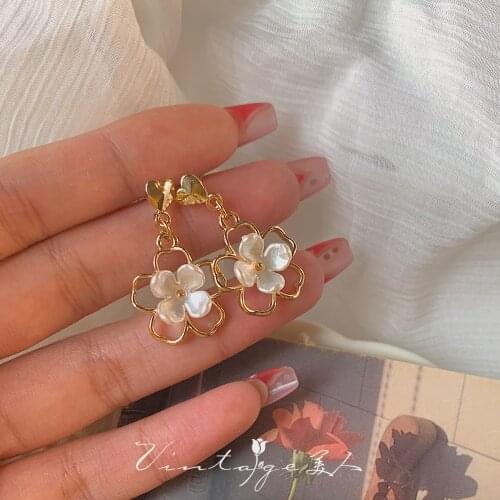 Fashion French Hollow Shell Flower Clip on Earrings Temperament Simple Fresh Petal Flower Clip Earrings No Pierced Ears Women