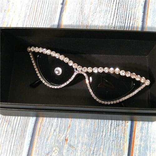 Fashion Diamond Frame Cat Sunglasses Women Luxury Brand Vintage Triangle Shades Rhinestone Sunglasses For Female Metal UV400 FM