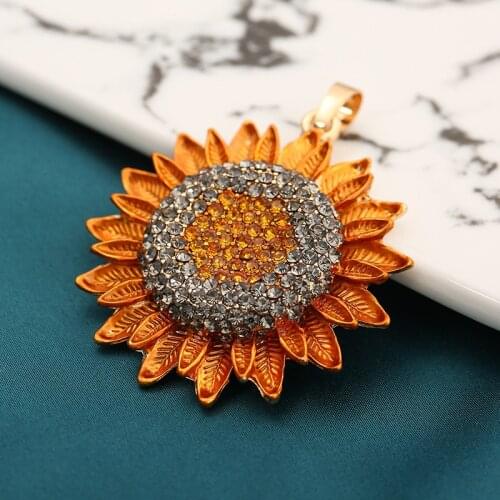 New Creative Gold Metal Daisy Brooch Coat Girl Plant Flower Sunflower Rhinestone Pin Jewelry Accessory Brooches Holiday Gift