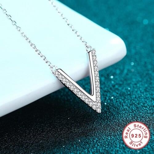 Geoki Luxury 925 Sterling Silver Passed Diamond Test Perfect Cut 0.19 Ct D Color VVS Moissanite V Letter Pendant Necklace Gift
