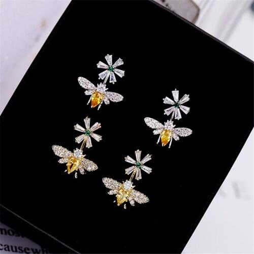 New Delicate Korean Two Color Daisy Earrings Stud Bee Ear Jewelry For Girl Bag Clothes Accessories