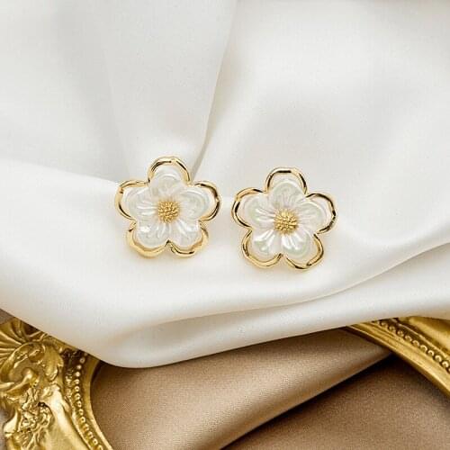 Korean Sweet Layed Flower Earrings for Women Girl Gold Color Metal White Shell Flowers Small Statememt Stud Earrings Jewelry