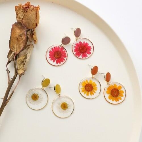 Fashion Transparent Dried Flower Elegant Earrings for Women Resin Daisy Drop Earring Bohemian Geometric Gold Jewelry Gift