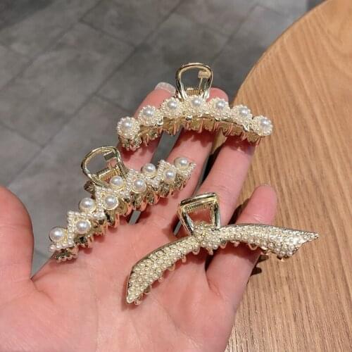 Metal Women Pearls Hair Claw Clips Ladies Fashion Hairgrip Medium Size Barrettes Girls Ornaments Crab Headwear Hair Accessories