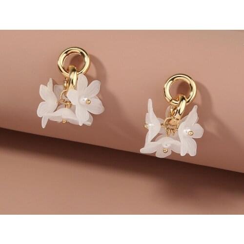 Minar Sweet White Resin Arcylic Flowers Drop Earrings for Women Gold Color Alloy Floral Hanging Dangle Earrings Party Jewelry