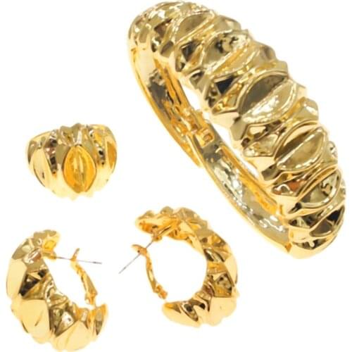 The latest luxury shiny Brazilian gold ladies jewellery set specially designed for parties. Beautiful B0015