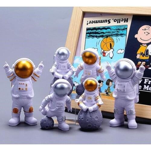 Spaceman Statue Astronaut Sculpture Preschool Educational Gifts Living Room Bar Nursery TV Shelf Desktop Decor