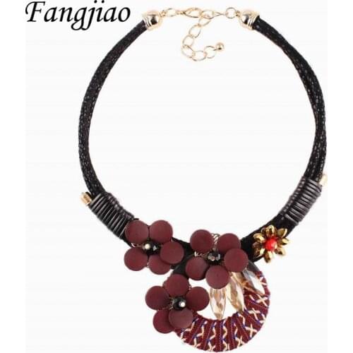2021 New Design Christmas Gift Handmade Black Pu Leather Chain Chunky Wood Bead Flower Crystal Pendant Necklace for Women