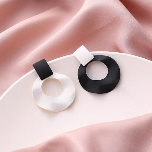 2021 New Womens Black White Clip on Earrings Hollow Round Pendant Ear Clips For Non Pierced Women Jewelry